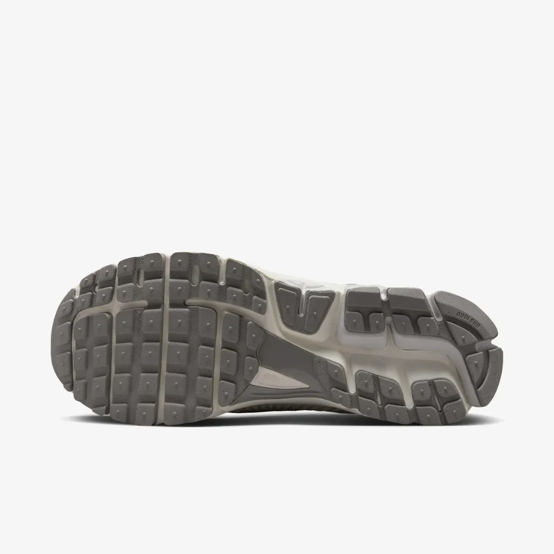 NIKE ZOOM VOMERO 5 SAIL VAST GREY
