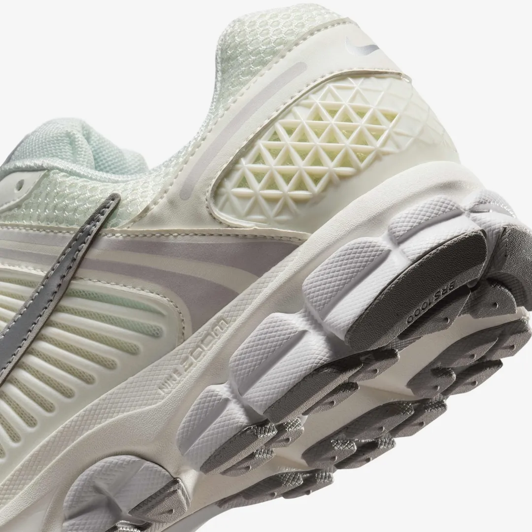 NIKE ZOOM VOMERO 5 SAIL VAST GREY